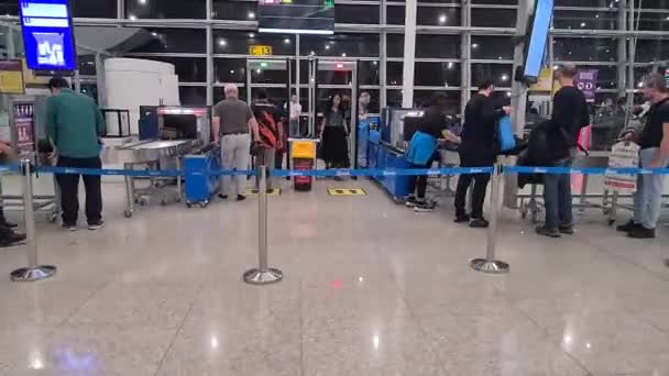 Cestující Stojí Frontě Bezpečnostní Kontrolu Letišti — Stock video