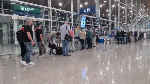 Cestující Stojící Brány Terminálu Uvnitř Letiště — Stock video