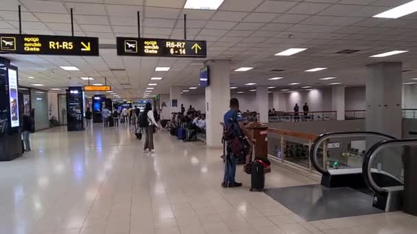 Туристы Чемоданами Прогуливаются Аэропорту — стоковое видео
