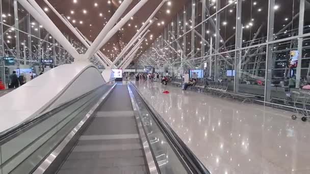 Někdo Kráčí Výtahem Uvnitř Moderního Letiště — Stock video