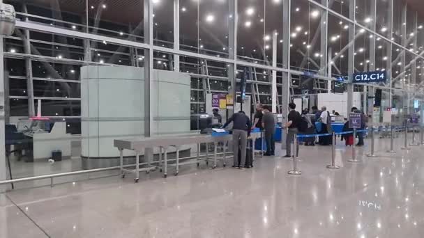 Cestující Stojící Zavazadly Pro Bezpečnostní Kontrolu Letišti — Stock video