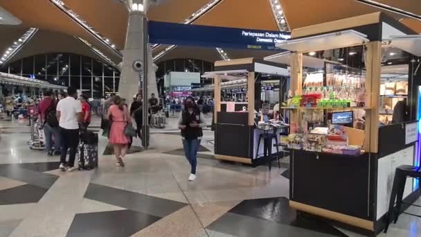 Viajeros Que Caminan Cerca Salida Doméstica Columbo Aeropuerto — Vídeos de Stock