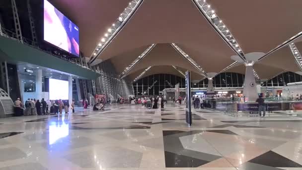 哥伦布市一个繁忙的现代化机场候机楼的景观 — 图库视频影像