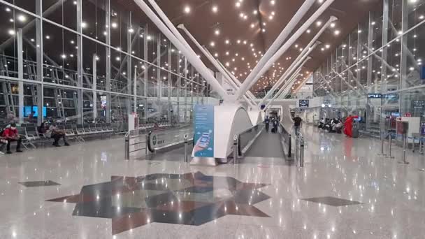 Два Бизнесмена Идущие Лифта Аэропорту Коломбо — стоковое видео