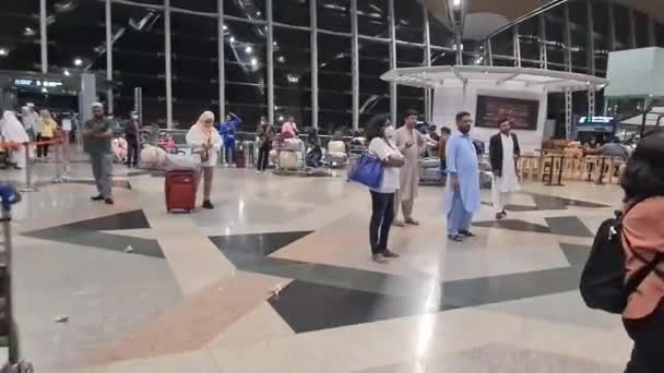 Pohled Moderní Koupit Letiště Asijské Cestující — Stock video