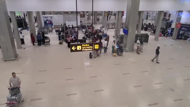 空港の出入国審査場に立つ乗客の眺め ロイヤリティフリーのストック動画