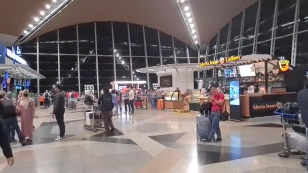 Pemandangan Penumpang Dekat Kedai Kopi Dan Toko Roti Dalam Bandara — Stok Video