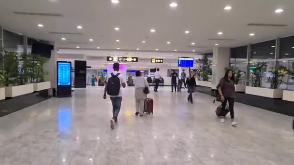 一位女士和一位穿着白衬衫的男子抵达机场候机楼 — 图库视频影像