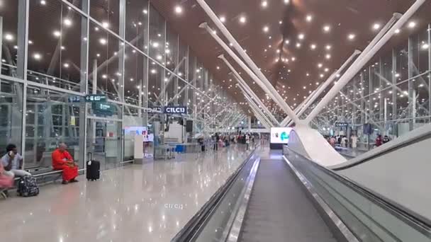 Hombre Ascensor Dentro Del Moderno Aeropuerto — Vídeos de Stock