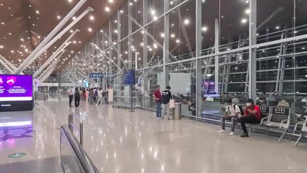 Чоловік Який Піднімається Ліфтом Сучасному Аеропорту — стокове відео