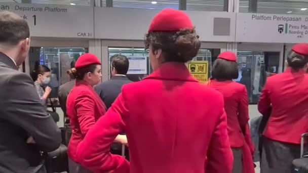 Flygvärdinna Besättning Röd Uniform Colombo Flygplats — Stockvideo