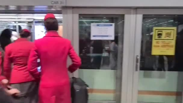 Lucht Gastvrouw Bemanning Rood Uniform Lopen Door Boarding Deur — Stockvideo