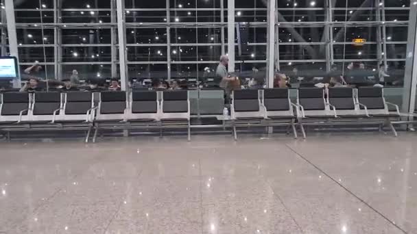 Letiště Čeká Terminál Přeplněný Cestujícími — Stock video