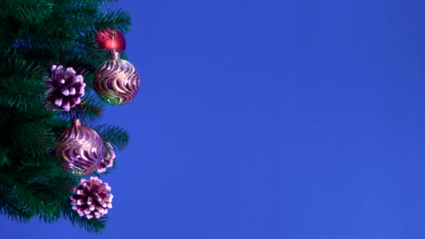 Sobre Fondo Azul Una Rama Árbol Navidad Decorada Con Adornos — Vídeos de Stock