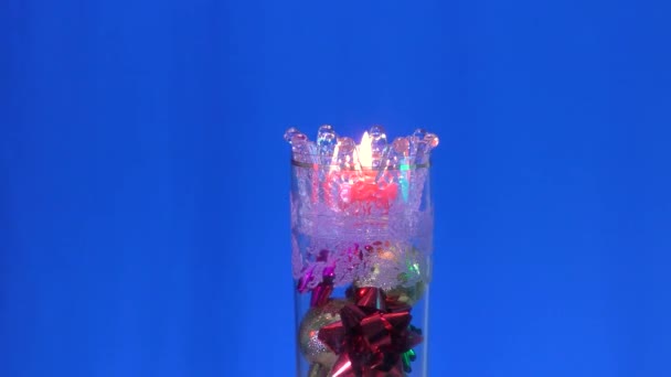 Dekorasi Natal Dan Lilin Terbakar Diputar Dalam Labu Kaca Dengan — Stok Video