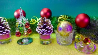 Sarı bir yüzeyin yeşil arka planında Noel 'in özellikleri ve dekorasyonları