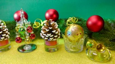 Sarı bir yüzeyin yeşil arka planında Noel 'in özellikleri ve dekorasyonları