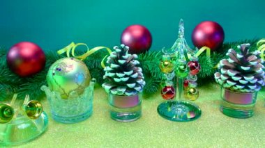 Sarı bir yüzeyin yeşil arka planında Noel 'in özellikleri ve dekorasyonları