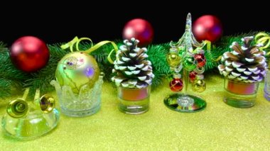 Sarı bir yüzeyin siyah arka planında Noel 'in özellikleri ve dekorasyonları