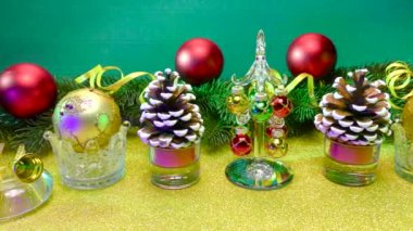Sarı bir yüzeyin yeşil arka planında Noel 'in özellikleri ve dekorasyonları