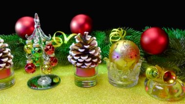 Sarı bir yüzeyin siyah arka planında Noel 'in özellikleri ve dekorasyonları