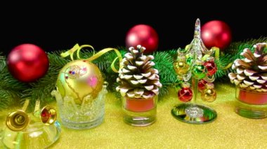 Sarı bir yüzeyin siyah arka planında Noel 'in özellikleri ve dekorasyonları