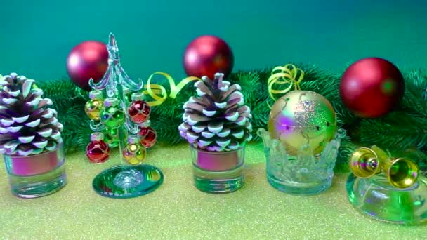 Uno Sfondo Verde Una Superficie Gialla Attributi Decorazioni Natale — Video Stock
