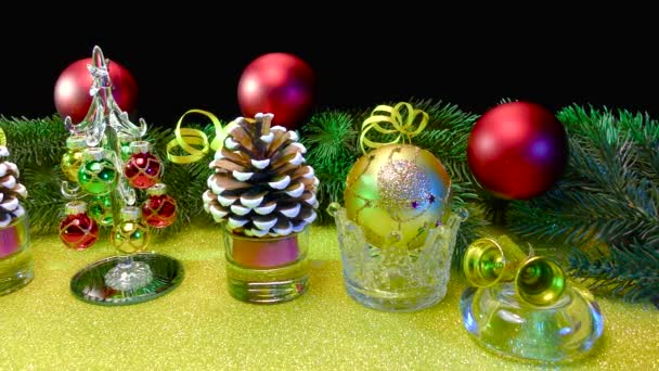 黄色の表面の属性とクリスマスの装飾の黒の背景に — ストック動画
