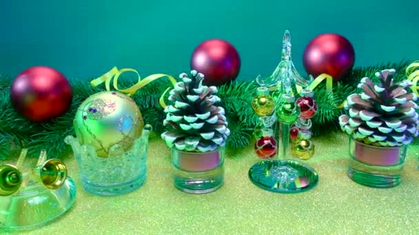 Een Groene Achtergrond Een Geel Oppervlak Attributen Decoraties Van Kerstmis — Stockvideo