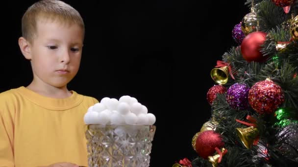 Küçük Bir Çocuk Süslü Bir Noel Ağacının Yanındaki Vazoda Çelenkle — Stok video