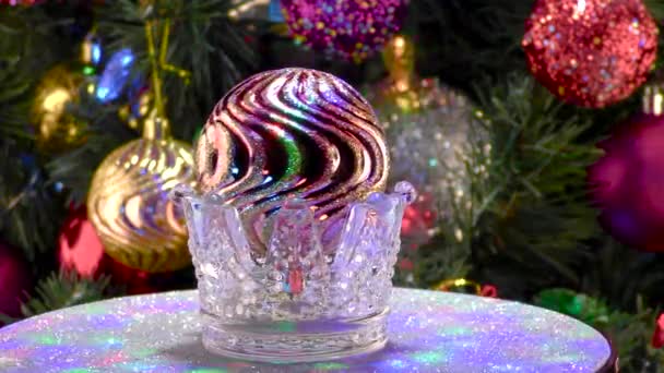 Christmas Ball Rotates Glass Stand Background Decorated Christmas Tree — Stock Video