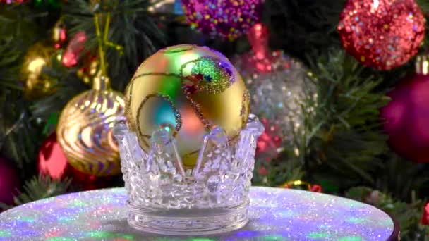 Bola Navidad Gira Sobre Soporte Vidrio Sobre Fondo Árbol Navidad — Vídeos de Stock
