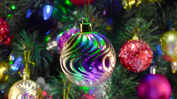 Bola Natal Gira Contra Fundo Uma Árvore Natal Decorada — Vídeo de Stock