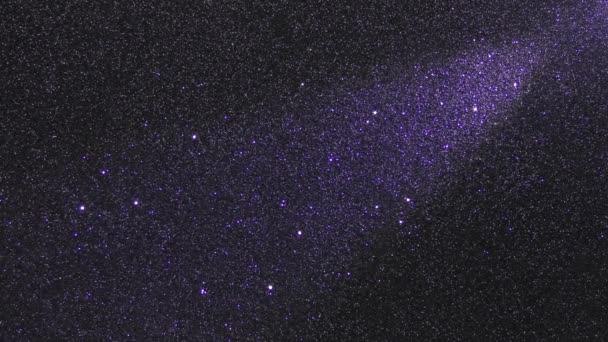 微粒子の単調な黒の背景と光の点滅光ビーム — ストック動画