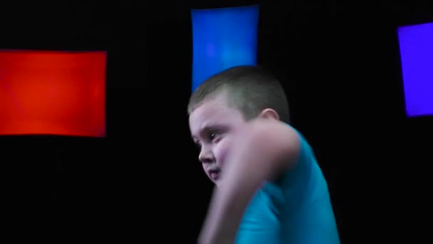 Chlapec Atlet Trénuje Údery Pohybu Černém Pozadí Barevnými Reflektory — Stock video