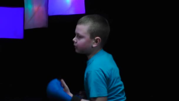 Chlapec Atlet Modrými Překryvy Rukou Vlaky Údery Pohybu Černém Pozadí — Stock video