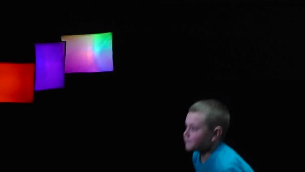 Chlapec Atlet Trénuje Údery Pohybu Černém Pozadí Barevnými Reflektory — Stock video