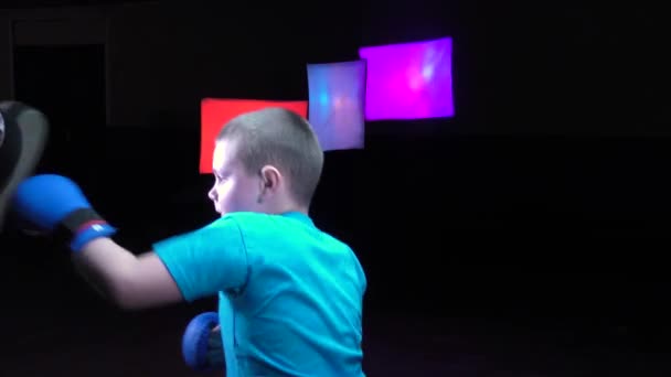 Chlapec Atlet Modrými Překryvy Rukou Trénuje Údery Pohybu Simulátoru Černém — Stock video
