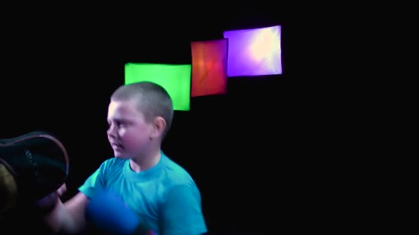 Chlapec Atlet Modrými Překryvy Rukou Trénuje Údery Pohybu Simulátoru Černém — Stock video