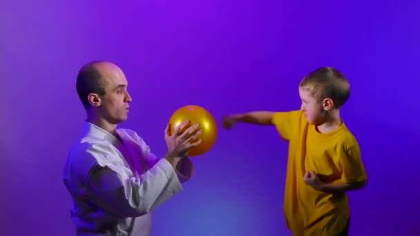 Renk Değiştiren Bir Arka Planda Baba Oğul Topa Tekme Atma — Stok video