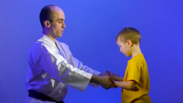 Синьому Фоні Тато Син Тренують Ручні Удари Долонях — стокове відео