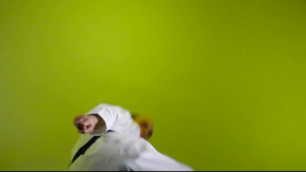 在变色的背景下 一名成年运动员拳打脚踢 — 图库视频影像