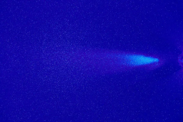 青の構造の微粒な背景では 光の薄い青のビーム — ストック写真