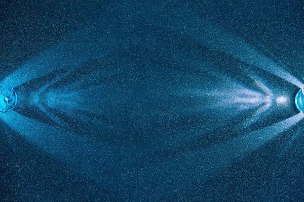 Modrém Strukturním Jemnozrnném Pozadí Světle Modré Paprsky Světla — Stock fotografie