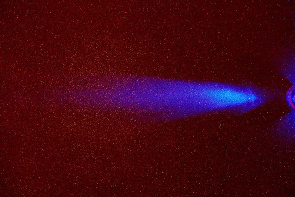 濃い赤の構造の微粒な背景に 光の青いビーム — ストック写真