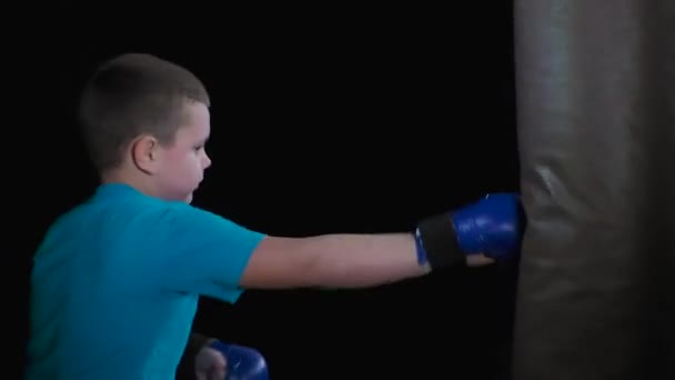 Siyah Arka Planda Sporcu Çocuk Çantanın Üstüne Yumruk Atıyor — Stok video