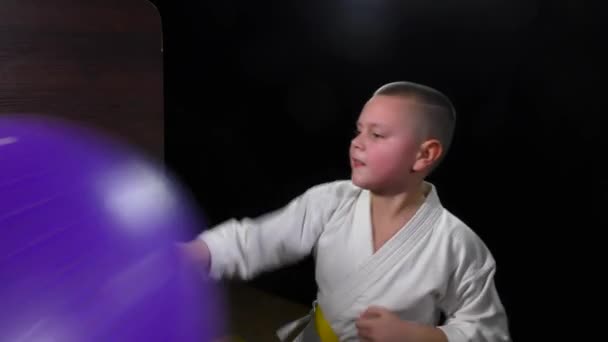 Athlète Dans Karategi Frapper Balle Avec Ses Mains — Video
