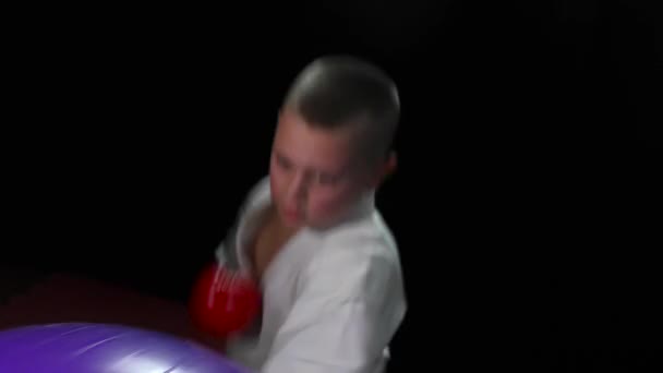 Atleta Karategi Com Almofadas Vermelhas Nas Mãos Bate Bola Com — Vídeo de Stock