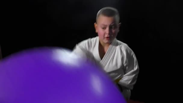 Atleta Karategi Com Almofadas Vermelhas Nas Mãos Bate Bola Com — Vídeo de Stock