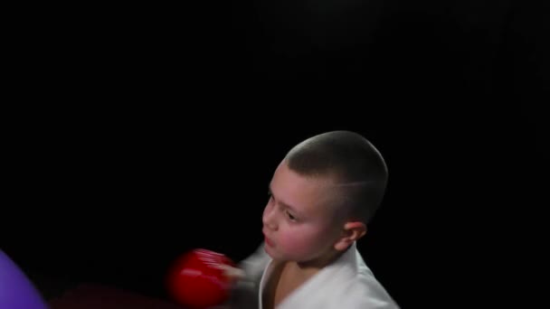 Een Atleet Karategi Met Rode Pads Zijn Handen Raakt Bal — Stockvideo